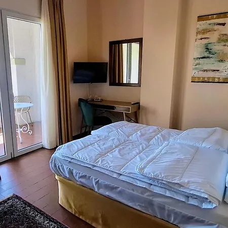 Couette-café La Kascina & 4*